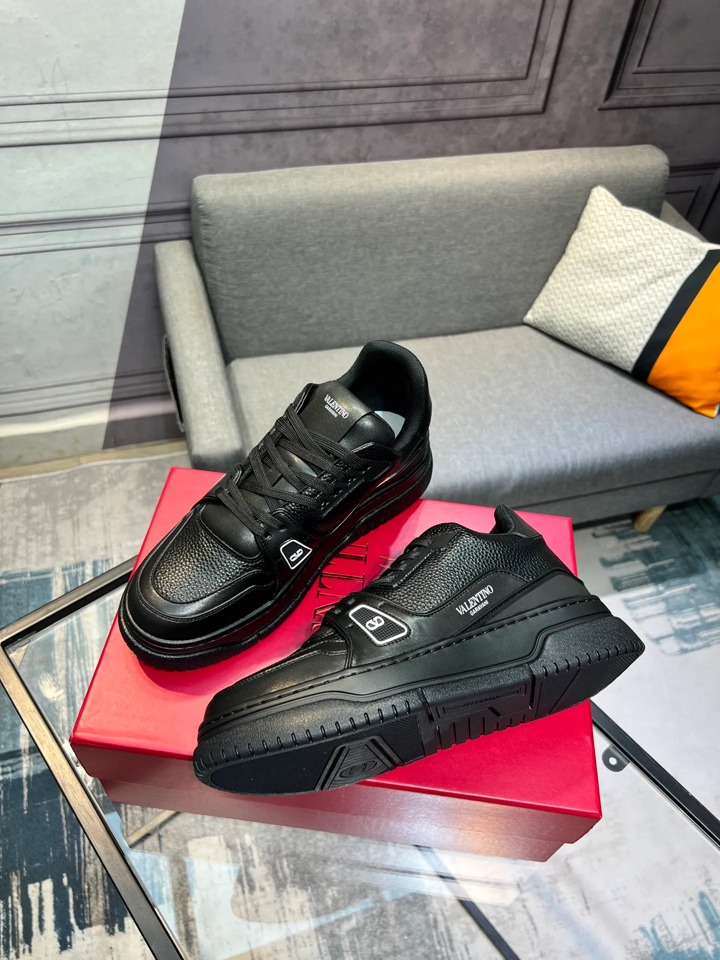Men's Men's Shoes 💰660 Valentino 2023 early autumn new star shoes are now online! Wang Hedi and Ren Jialun have been worn by many celebrities. Who can refuse the same couple shoes as Wang Hedi! The design of Stars Stab My Heart is cool and spicy. The material of the shoes is cowhide, and every color is beautiful! Size 35-40, men’s size 39-44 (women’s 41, men’s 38, 45🉑️customized)